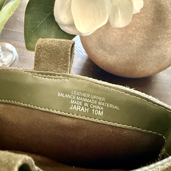 Violet & Red Green Suede Heeled Boots NWT - Picture 3 of 8